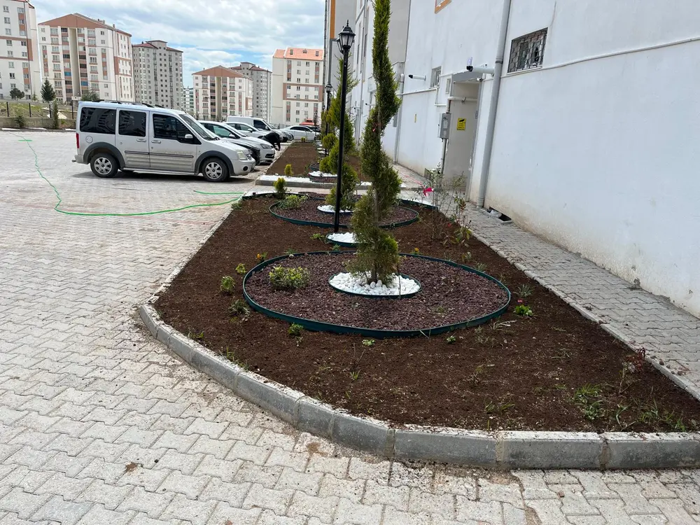 Apartman önü şerit peyzaj uygulaması